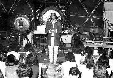 Vulgärmythologie mit Sendungsbewußtsein, Japan 1970 (Bildmitte)