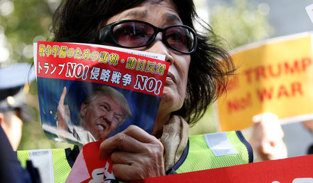 Eine Frau demonstriert am 3. November in der Nähe der US-Botscha...