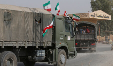 Verbündete im Kampf um Deir Al-Sor: Lastwagen mit syrischen und ...