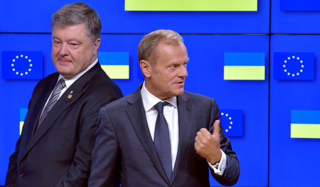 Der Präsident des Europäischen Rates Donald Tusk zeigt in Brüsse...