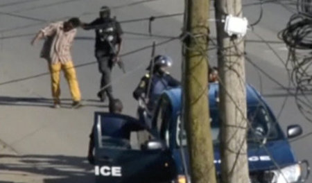 Übergriff der Polizei: Aufnahme aus der vorwiegend englischsprac...