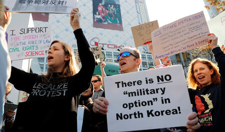 Protest gegen Kriegspolitik: Demonstration gegen den Japan-Besuc...