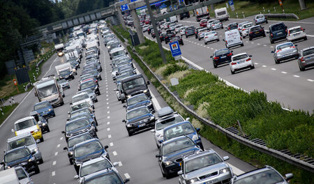 Dichter Individualverkehr, hoher Schadstoffausstoß: Umweltbundes...