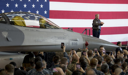 Auftritt vor Kampfjet: US-Präsident Donald Trump am Sonntag auf ...