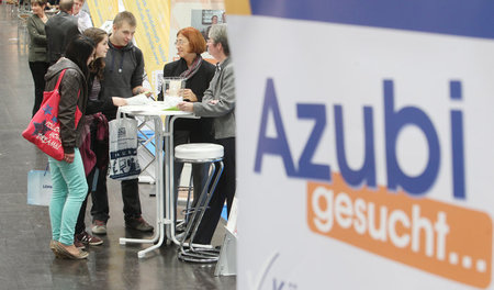 Versprochen, gebrochen? Künftige Azubis bei Ausbildungsmesse in ...