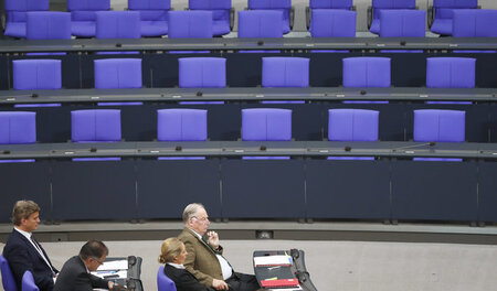 Schielen auf die Regierungsbank im Bundestag: Wie sich die AfD i...