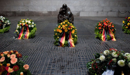 »Nationale Kranzabwurfstelle« (Eike Geisel): Die Neue Wache in B... »Nationale Kranzabwurfstelle« (Eike Geisel): Die Neue Wache in B...