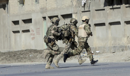 Im Angriffsmodus: NATO-Soldaten stürmen am Dienstag in Kabul den... Im Angriffsmodus: NATO-Soldaten stürmen am Dienstag in Kabul den...