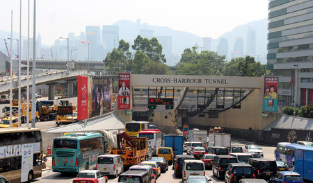 Immer mehr Autos auf Hongkongs Straßen: Verkehrsstau vor Hafentu... Immer mehr Autos auf Hongkongs Straßen: Verkehrsstau vor Hafentu...