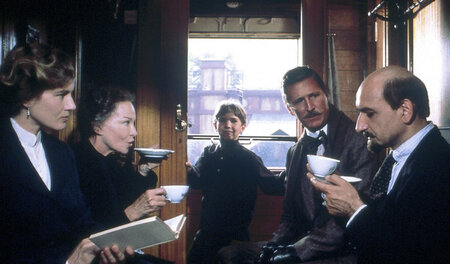 Inessa (Dominique Sanda, l.), ­Nadja (Leslie Caron, 2. v. l.), P...