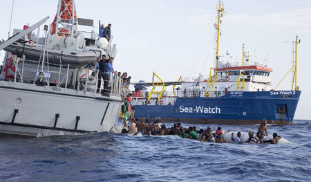 Am Montag im Mittelmeer: Flüchtlinge zwischen der libyschen Küst...