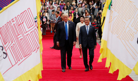 Südkoreas Präsident Moon Jae-in empfängt seinen US-Amtskollegen ...