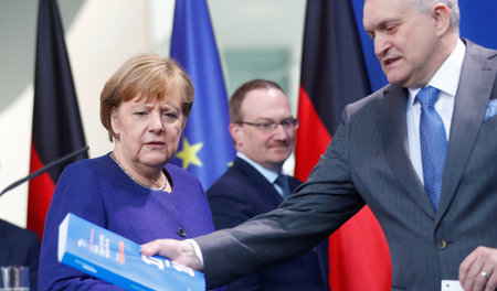 Bundeskanzlerin Angela Merkel muss sich vom Gutachten des Sachve...