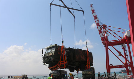Marinebasis in Djibouti: Chinesische Soldaten entladen Equipment...