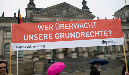 Proteste von Opposition und Datenschützern vor dem Bundestag (Ok...