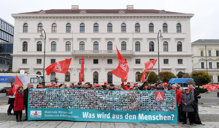 Protestaktion von Belegschaftsvertretern vor der Siemens Zentral...