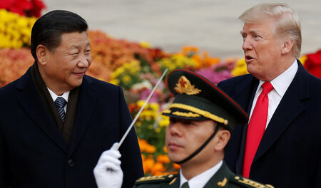 Gastgeber Xi Jinping (l.) begrüßt US-Präsident Donald Trump am D...