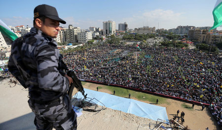 Unter den Augen der Hamas: Ein Bewaffneter Anhänger der Islamist...
