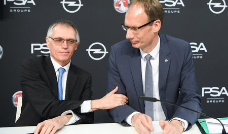 Hand angelegt. PSA-Boss Carlos Tavares (l.) tätschelte am Donner...