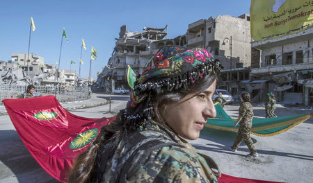 Am 19. Oktober feierten die kurdischen Kämpferinnen und Kämpfer ... Am 19. Oktober feierten die kurdischen Kämpferinnen und Kämpfer ...