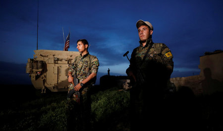 Partnerschaft auf Augenhöhe? Die Kämpfer der kurdischen YPG erfr...