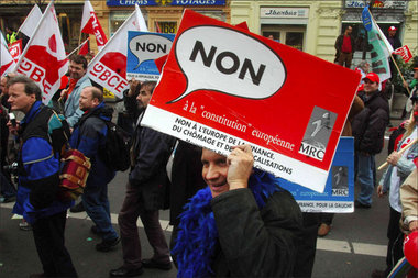 Das Nein zum EU-Verfassungsvertrag (hier: Demonstration in Brüss...