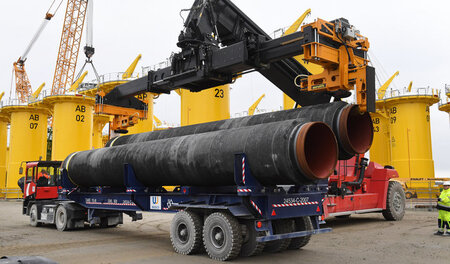 Rohre für die Ostsee-Pipeline werden im Hafen Mukran auf Rügen v...