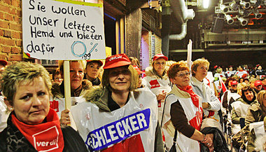Schlecker-Beschäftigte an der Spitze des Protests: Streikversamm... Schlecker-Beschäftigte an der Spitze des Protests: Streikversamm...