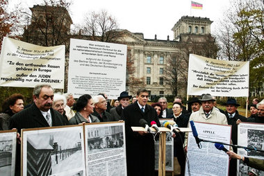 Roma und Sinti am 19.11.2003 vor dem Reichstag. Am Rednerpult Ro... Roma und Sinti am 19.11.2003 vor dem Reichstag. Am Rednerpult Ro...