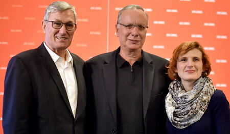 Harald Wolf (Mitte) mit den Linke-Vorsitzenden Katja Kipping und...