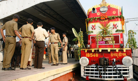 Der Maitree- (»Freundschaft«) Express verbindet seit April 2008 ...