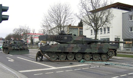 Manche Verkehrswege sind nicht für Kriegsgerät gemacht: Unfall e...