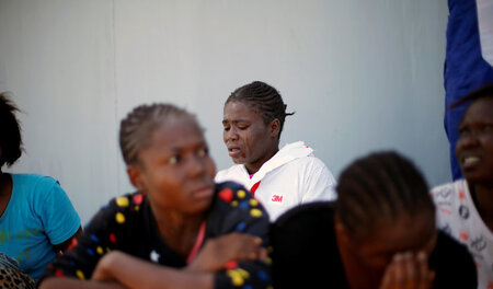 Flüchtlinge harren in einem Marinestützpunkt in Tripolis aus, na...