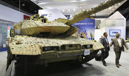 Leopard-2-Panzer auf der Rüstungsmesse IDEX (International Defen...