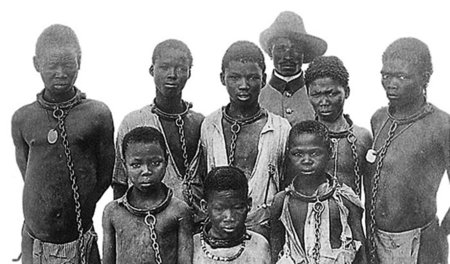 An Versklavung und Ermordung Tausender während des Kolonialkrieg...