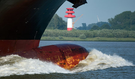 Wellen schlagen die Pläne Hamburgs, Ozeanriesen in den Hafen zu ...