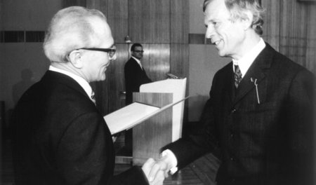 Am 6. Oktober 1977 erhielt Peter Hacks den DDR-Nationalpreis I. ...