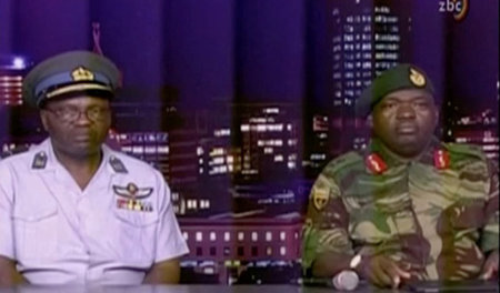 Simbabwes Generalmajor SB Moyo (rechts) am Mittwoch während sein...