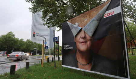 Augen zu und durch. Ein Plakat der »Klimakanzlerin« in Bonn (30....