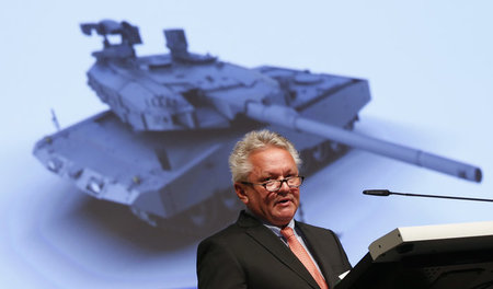 Panzer und Fahrzeuge zur »Aufstandsbekämpfung« im Angebot: Rhein...