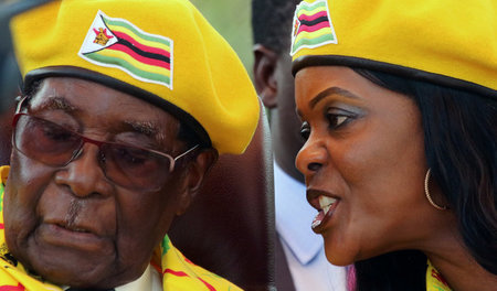 Simbabwes Präsident Robert Mugabe am 8. November mit seiner Frau...