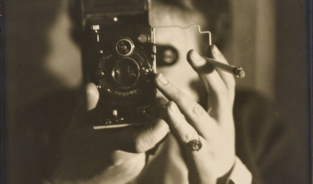 Germaine Krulls programmatisches »Selbstporträt mit Icarette« (1...