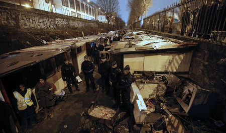 Jedes Jahr das selbe Bild: Polizeieinsatz gegen Roma in einem El...