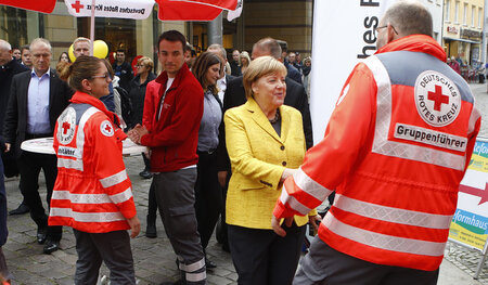 Für den Wahlkampf dürfen DRK-Mitarbeiter herhalten, gut bezahlt ...