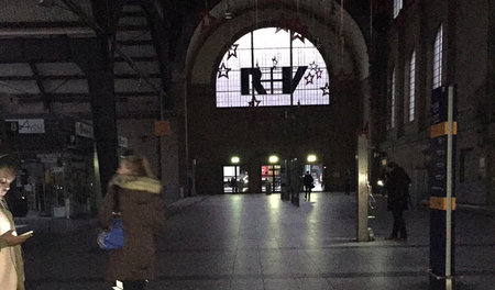Dunkle Momente: Hauptbahnhof Wiesbaden am Donnerstag morgen nach...