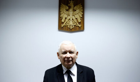 Jaroslaw Kaczynskis Partei regiert mit absoluter Mehrheit - und ...