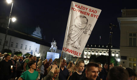 PiS-Chef Kaczynski als Justitia: »Jedes Gericht sollte unabhängi...