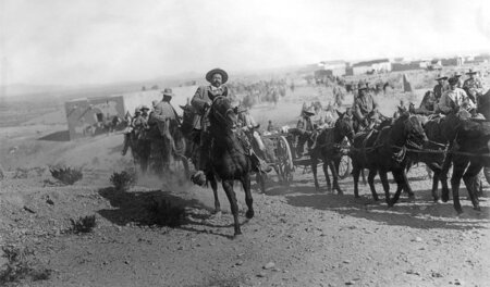 Pancho Villa verlässt triumphierend die gerade eroberte Stadt Oj... Pancho Villa verlässt triumphierend die gerade eroberte Stadt Oj...