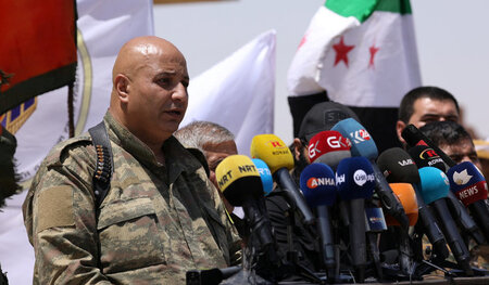 Talal Silo spricht auf einer Pressekonferenz in Rakka am 6. Juni Talal Silo spricht auf einer Pressekonferenz in Rakka am 6. Juni