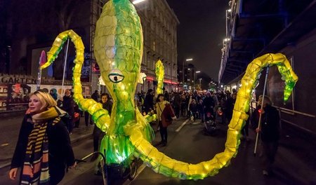 Friedlich und kreativ gegen Vermieterwillkür: Laternenumzug am D...